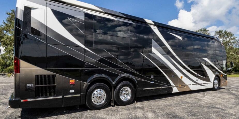 2021-Prevost-Emerald-Exterior-SM-04