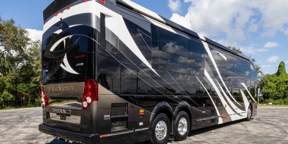 2021-Prevost-Emerald-Exterior-SM-05