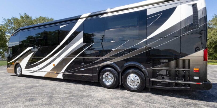 2021-Prevost-Emerald-Exterior-SM-08