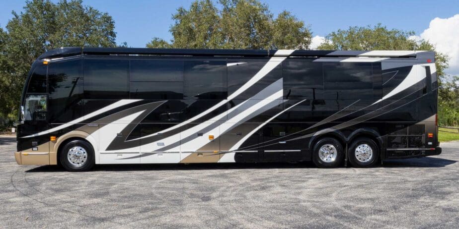 2021-Prevost-Emerald-Exterior-SM-09