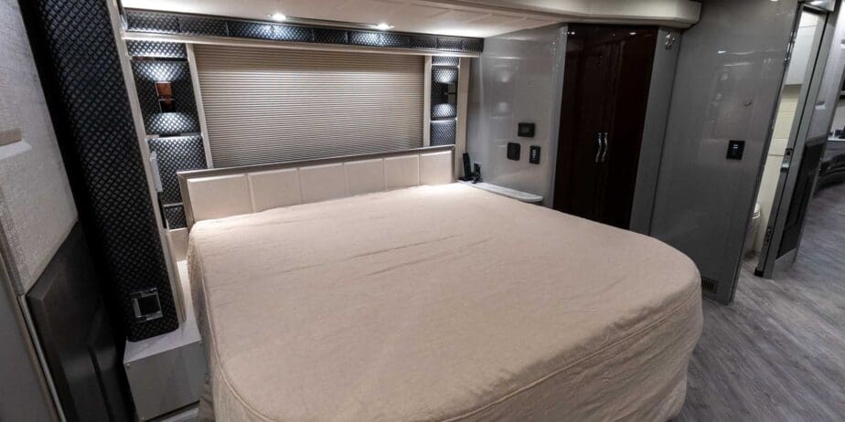 2021-Prevost-Emerald-Interior-SM-16