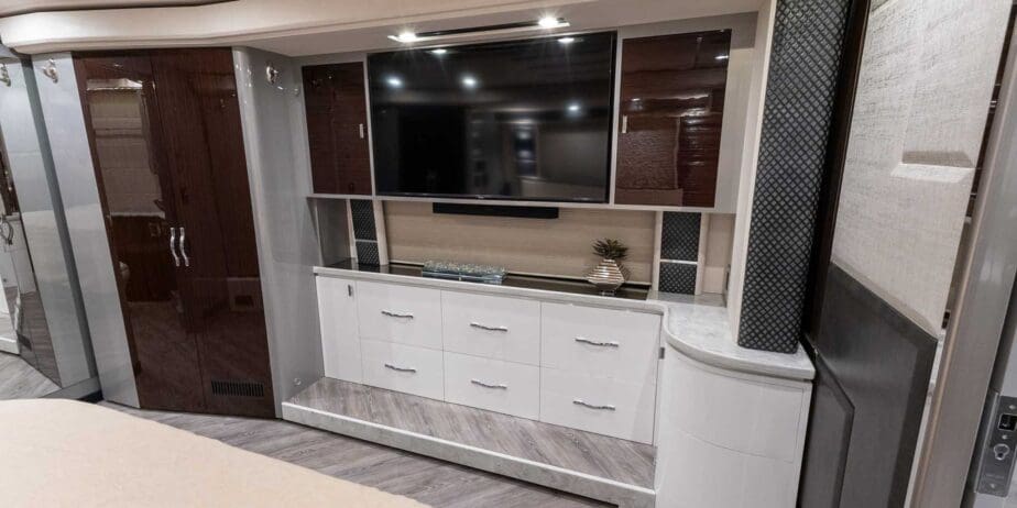 2021-Prevost-Emerald-Interior-SM-17