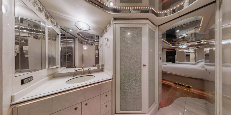 2000-Featherlite-H3-45-17